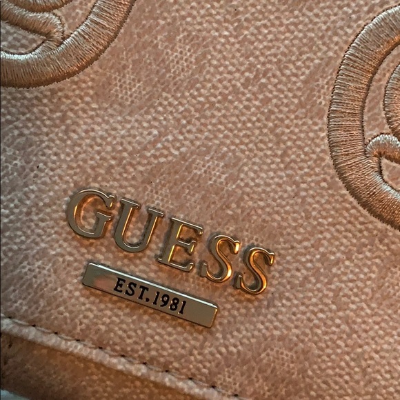 Pink GUESS wallet - Picture 2 of 5